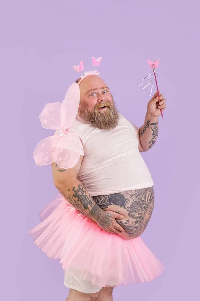 Peri Kostümü Giymiş Mutlu Cüsseli Bir Erkek Mor Arka Planda — Stok fotoğraf