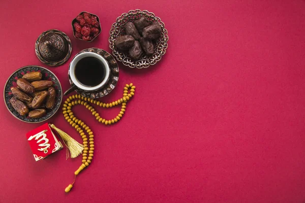 Koffiekopje Met Dadels Fruit Kralen — Stockfoto
