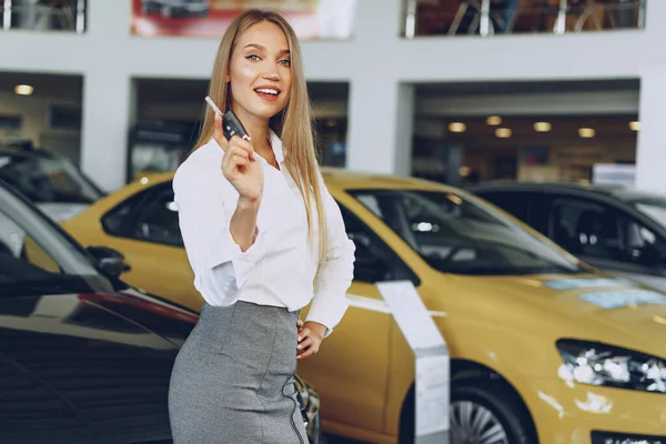 Ung Lycklig Kvinna Köpare Säljare Nära Bilen Med Nycklar Handen — Stockfoto