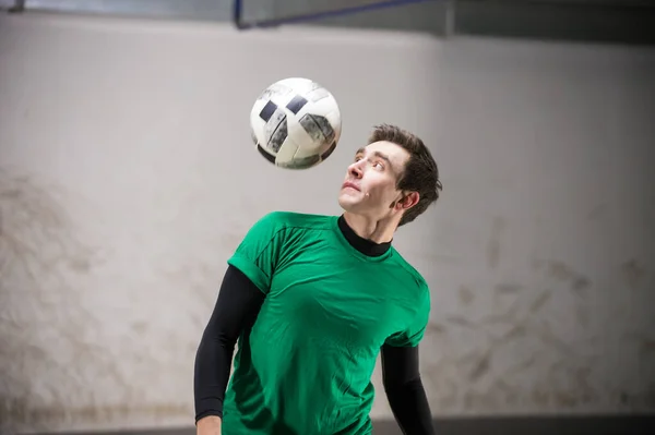 Fußballer Trainiert Seine Fähigkeiten Mit Dem Ball — Stockfoto