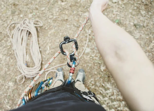 Alpinista Feminina Com Figura Oito Corda — Fotografia de Stock