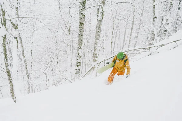 Snowboarder Freerider Caminando Bosque —  Fotos de Stock