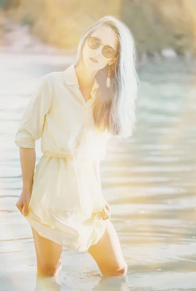 Женщина Отдыхает Озере Солнечный День — стоковое фото