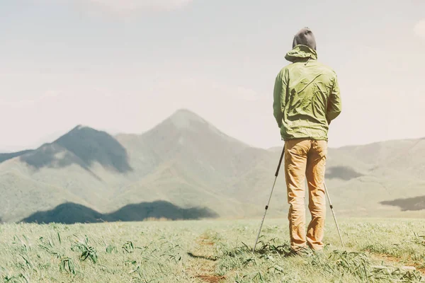 Explorador Hombre Con Bastones Trekking Las Montañas —  Fotos de Stock