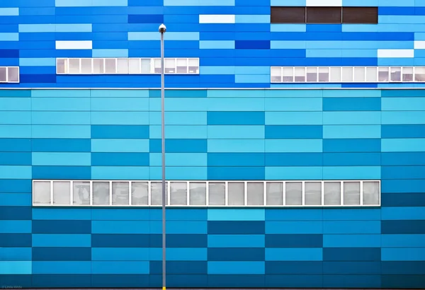 ライトブルーとランプポスト 多くのWindowsとランプポストの横にカラフルな壁の抽象的なイメージと青の壁の概念 — ストック写真