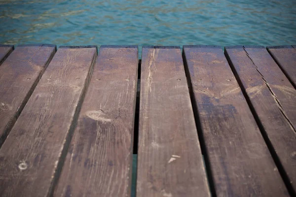 湖のほとりの空の木製桟橋 — ストック写真