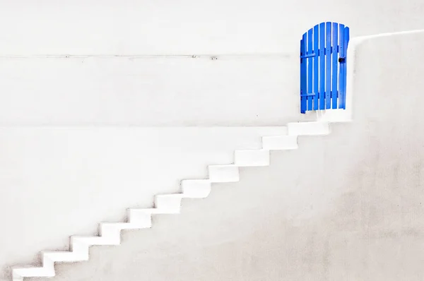 蓝色门的概念 门下有白墙和楼梯 门和楼梯的概念 — 图库照片