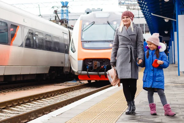 Sincere Feelings Mother Daughter Train Station — Stock Photo, Image