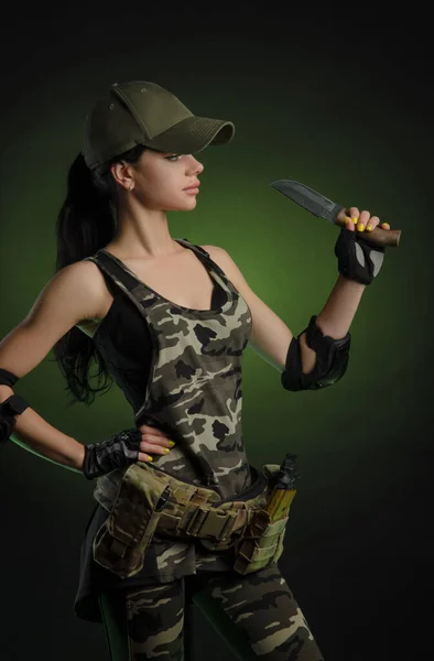 Flickan Militära Speciella Kläder Poserar Med Pistol Händerna Mörk Bakgrund — Stockfoto