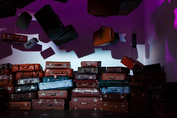 多くの古いヴィンテージのスーツケース — ストック写真