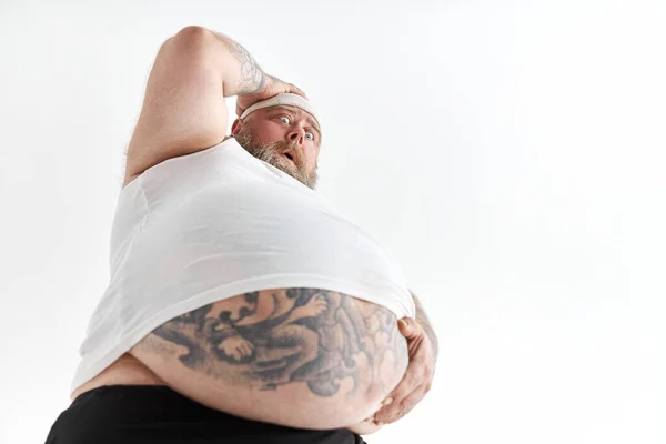 Hombre Gordo Con Gran Vientre Tatuajes Ropa Deportiva Está Sosteniendo — Foto de Stock