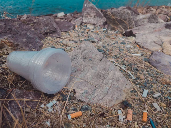 Πολλά Σκουπίδια Σκορπισμένα Στο Έδαφος Απόβλητα Κοντά Στη Θάλασσα Στην — Φωτογραφία Αρχείου