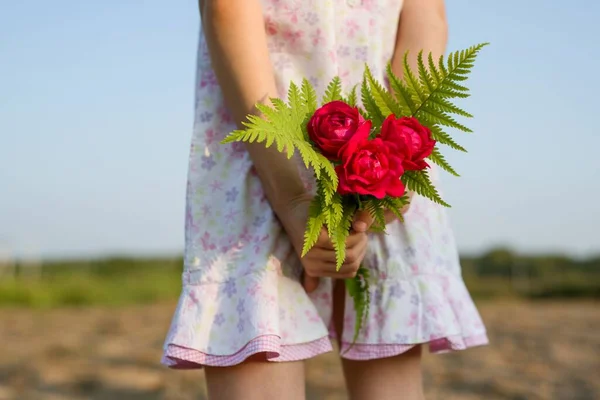 Küçük Kız Elinde Bir Buket Çiçek Tutuyor — Stok fotoğraf