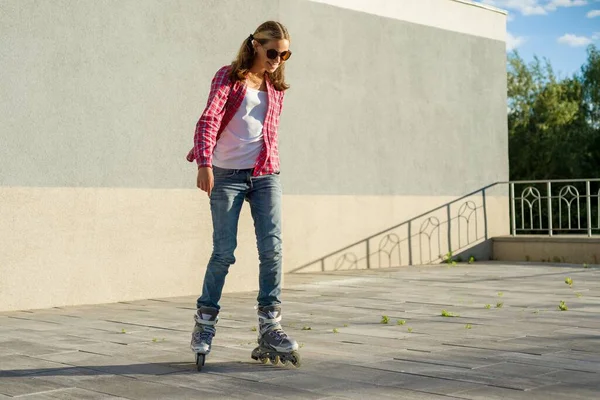 Die Junge Lächelnde Teenagerin Hat Spaß Auf Rollschuhen Freien Hobbys — Stockfoto