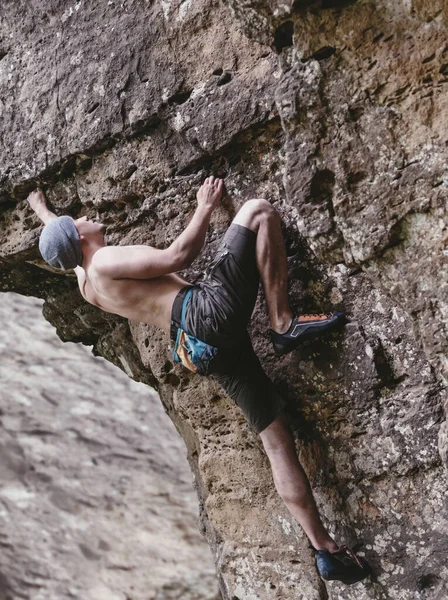 Dışarıdaki Kayalarda Serbest Tırmanış — Stok fotoğraf