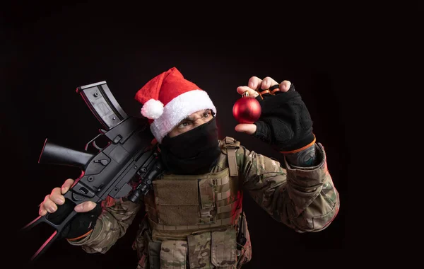 Flickan Militära Overaller Airsoft Poserar Med Pistol Händerna Mörk Bakgrund — Stockfoto