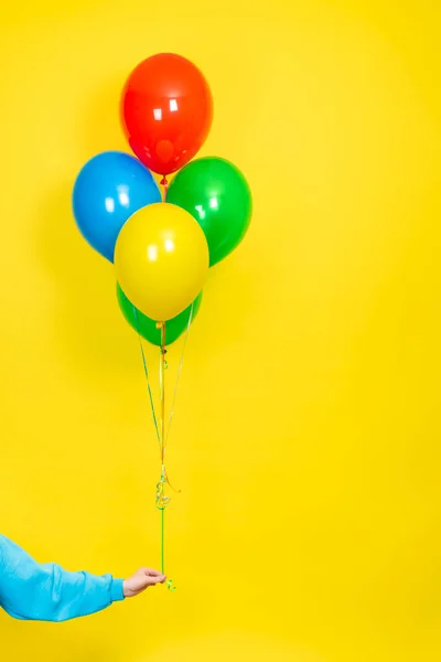 Kadın Eli Bir Demet Renkli Balonu Tutuyor Parti Şimdiki Konsept — Stok fotoğraf