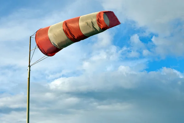 海洋航行のための気象風袋 赤と白のウィンドソックスは青空に向かって吹く — ストック写真
