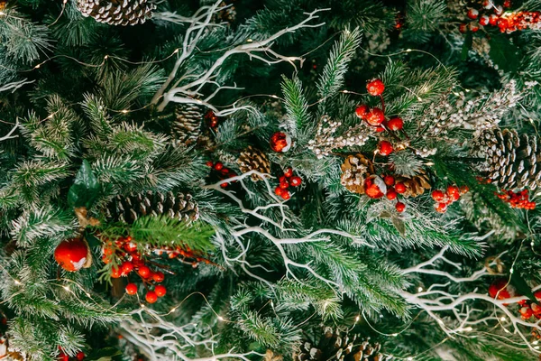 クリスマスツリーのクローズアップで風船や手作りの装飾 クリスマスの背景 — ストック写真