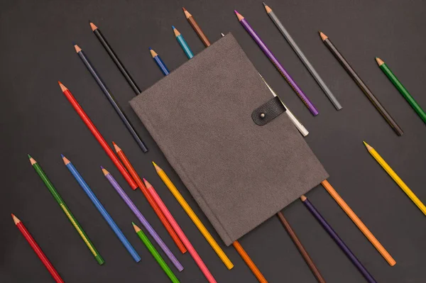 Βιβλίο Και Χρωματιστά Μολύβια Επιστροφή Στο Σχολείο Και Την Εκπαίδευση — Φωτογραφία Αρχείου