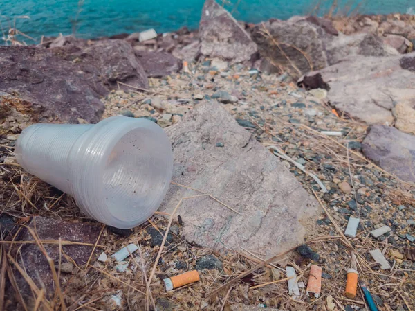 环境灾难 生态污染 垃圾散落在海面附近的垃圾 环境的污染问题 行星生态学 未经许可在户外倾倒垃圾 — 图库照片