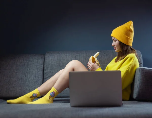 Žena Pohovce Notebookem Jíst Sexy Banán — Stock fotografie