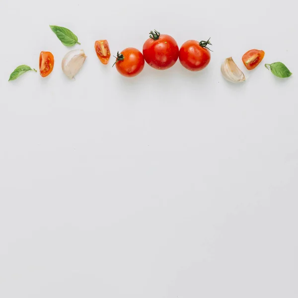 Rodaja Entera Tomates Cherry Ajo Diente Albahaca Fondo Blanco — Foto de Stock