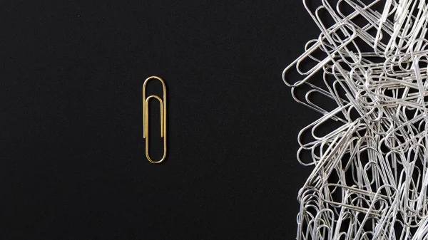 Φωτεινό Χρυσό Συνδετήρα Που Ξεχωρίζει Από Ασημένια Κλιπ Μαύρο Φόντο — Φωτογραφία Αρχείου