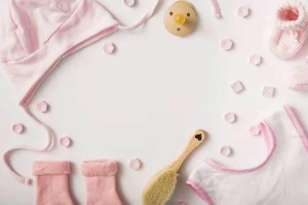 Babybekleidung Schnuller Pinsel Mit Bonbons Weißen Hintergrund — Stockfoto