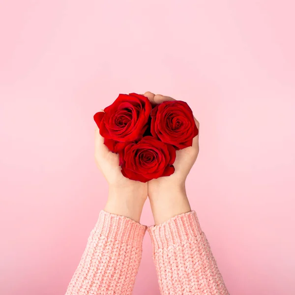 Trois Roses Rouges Formant Cœur Dans Les Paumes Féminines — Photo