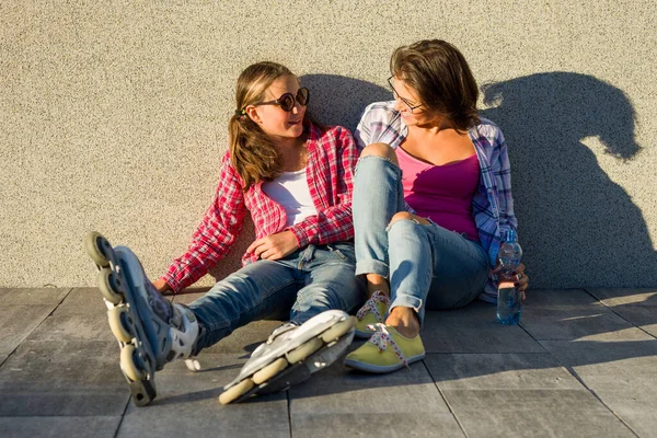 夏天和收养的概念 快乐的母亲和女儿在户外交谈 — 图库照片