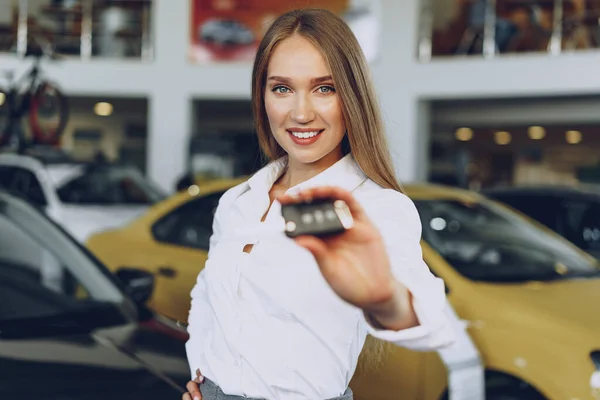Молодая Счастливая Женщина Покупатель Продавец Возле Автомобиля Ключами Руке — стоковое фото