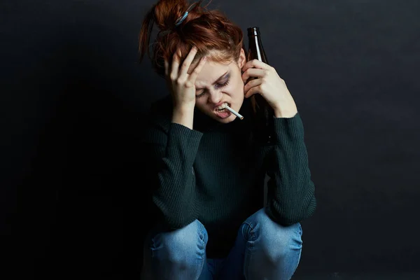 Vrouw Met Fles Alcohol Rookt Een Sigaret Depressie Blauwe Plekken — Stockfoto