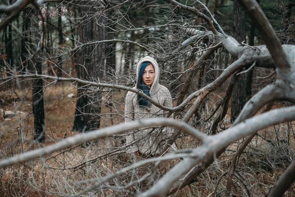 Smutná Dívka Kráčí Lesem — Stock fotografie