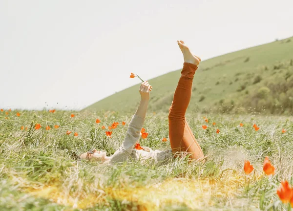 Frau Entspannt Auf Blumenwiese — Stockfoto