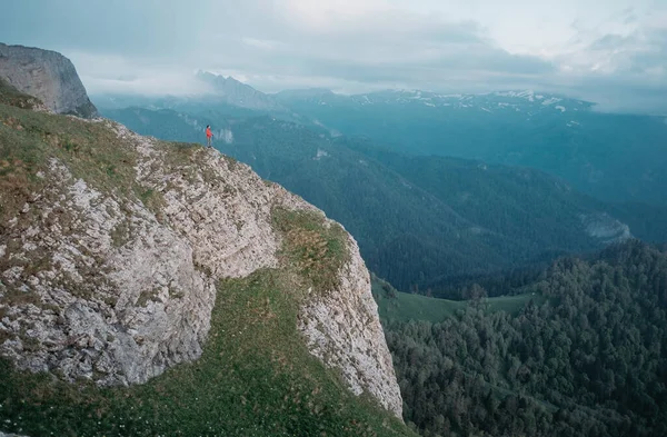 Ελάχιστο Άτομο Που Στέκεται Στο Τεράστιο Βουνό — Φωτογραφία Αρχείου