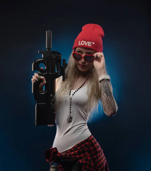 Ljus Blondin Röd Hatt Med Subachine Pistol Mörk Bakgrund — Stockfoto