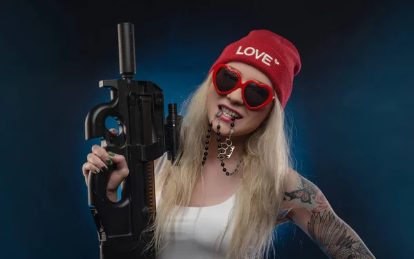 Яркая Блондинка Красной Шляпе Пистолетом Пулеметом Темном Фоне — стоковое фото