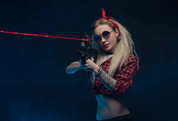 Ljus Blondin Röd Hatt Med Subachine Pistol Mörk Bakgrund — Stockfoto