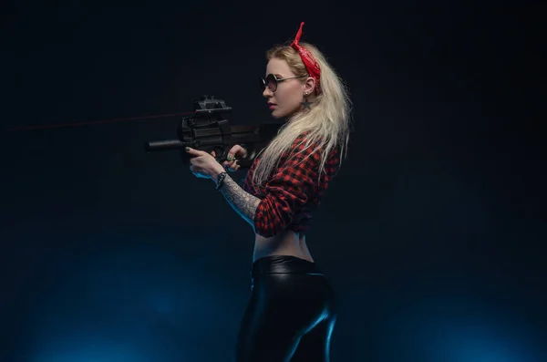 Een Heldere Blonde Met Een Rode Hoed Een Machinegeweer Een — Stockfoto