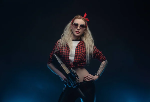Eine Helle Blondine Mit Rotem Hut Und Maschinenpistole Auf Dunklem — Stockfoto