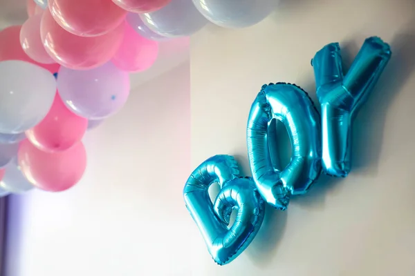 在客厅里展示派对蓝色和粉色气球在白墙上对男孩或女孩的定义 聚会派对装饰 — 图库照片