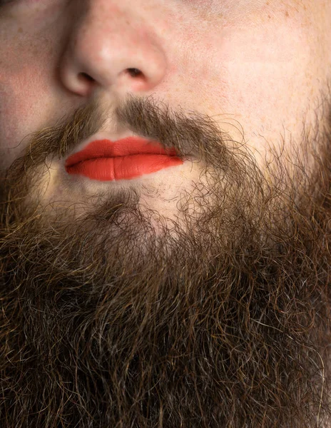 Baard Man Met Rode Lippenstift Zijn Lippen Knappe Trots Transgender — Stockfoto