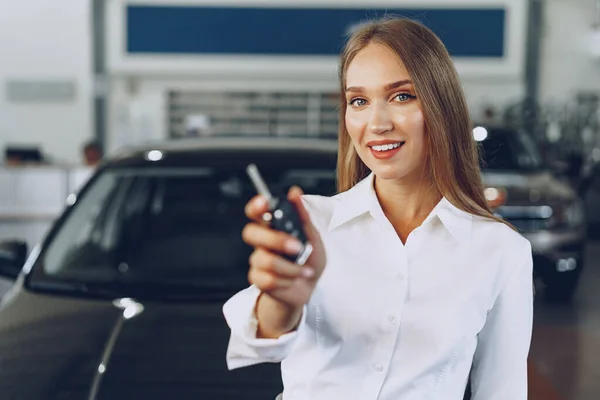Молода Щаслива Жінка Покупка Продаж Біля Машини Ключами Руці — стокове фото