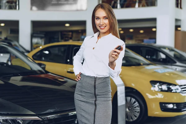 Ung Lycklig Kvinna Köpare Säljare Nära Bilen Med Nycklar Handen — Stockfoto