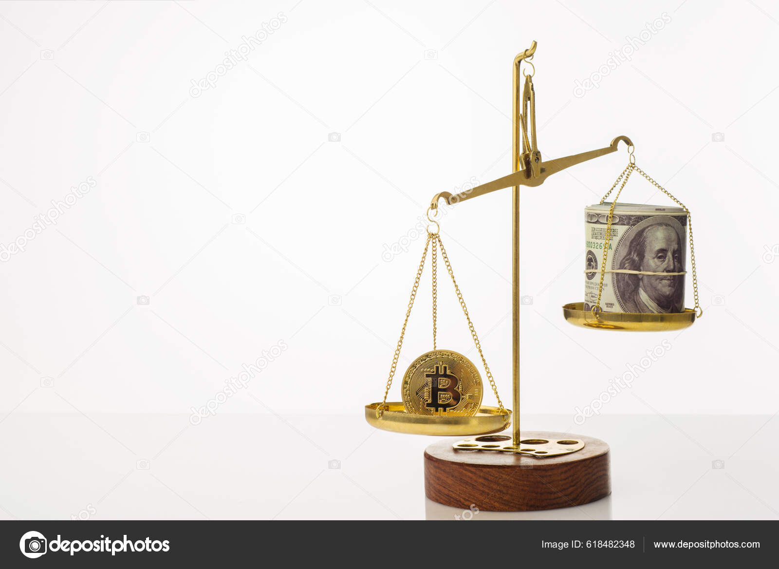 비트코인의 가치는 트렌드를 시킵니다 중요하다 그릇에는 100 지폐가 — 스톡 에디토리얼 사진 © YAY_Images #618482348