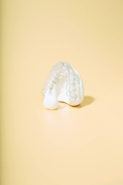 Sarı arkaplanda ortodontik diş teması.