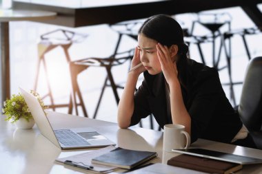 Şirket çalışanları, bilgisayar defteri, belgeler ve tabletler kullanarak yarım kalan işlerinden bıkkınlık duyuyorlar