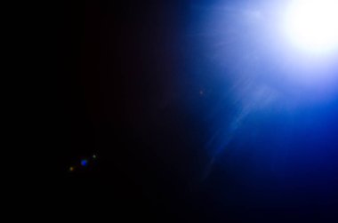 Soyut doğal güneş patlaması veya Far siyah arka plan üzerine yıldız