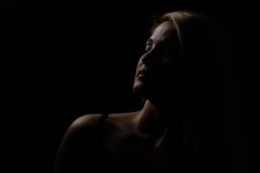 Siyah arka planda kadın silueti